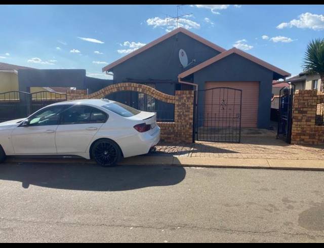 3 BEDROOM HOUSE FOR SALE IN PROTEA NORTH